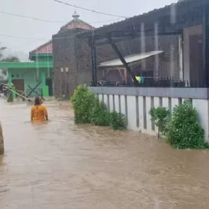 Polda Jabar dan Polres Sukabumi Evakuasi Warga Terjebak Banjir