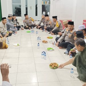 Kapolrestabes Makassar Bantu Sembako dan Imbau Masyarakat  Waspadai Cuaca Ekstrem