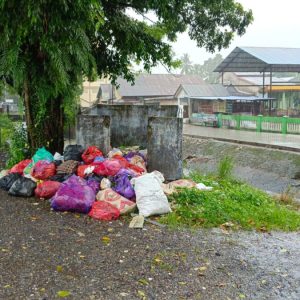 Telat Diangkut, Warga Maros Keluhkan Sampah Berserakan di Jalan