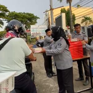 Kemenkumham Sulsel Berbagi Takjil ke Pengguna Jalan