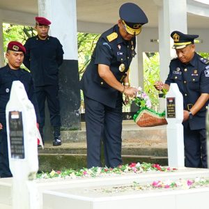 Peringati HBP ke-60, Pegawai Kemenkumham Sulsel Ziarah dan Tabur Bunga di TMP Panaikang