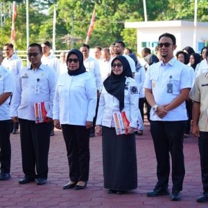 Plt Kakanwil Kemenkumham Sulsel Beri Penghargaan 2 Pegawai dan 1 PPNPN Teladan