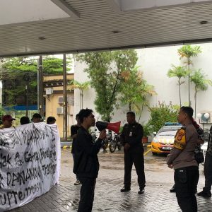 Dinilai Tidak Transparan, Mahasiswa Demo Bank Danamon Cabang Ahmad Yani Makassar