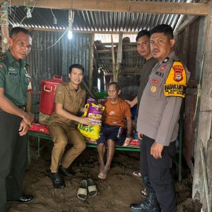 Camat Galut Bantu Penderita Lumpuh Daeng Nuru