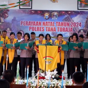 Pendeta Yusniaty Puji Paduan Suara Polres Tator