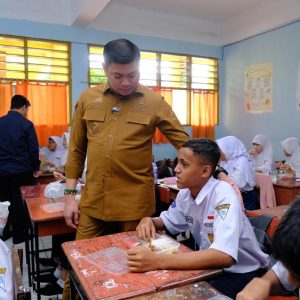 Bupati Adnan Pastikan Makan Bergizi Gratis Berjalan Lancar