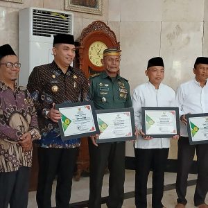 Pj Bupati Takalar Terima Penghargaan Pembayar Zakat Terbesar dari Baznas