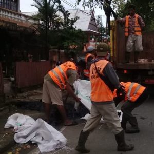 Pasca Banjir, DLH Wajo Bersihkan Drainase