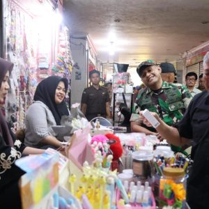 Bupati Irwan Hamid Lakukan Operasi Pasar di Pasar Sentral Pinrang