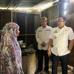 Wabup Darmawangsyah Berikan Bantuan Warga Miskin