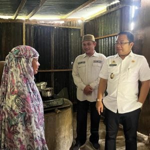 Wabup Darmawangsyah Berikan Bantuan Warga Miskin