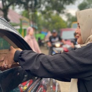 Ibu Bupati Takalar Bagikan Takjil Gratis Pengguna Jalan