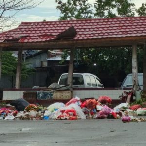 Pedagang di Pasar Baru Mamuju Keluhkan Tumpukan Sampah Berbau Busuk