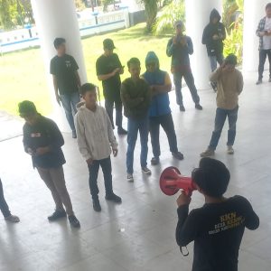 Mahasiswa Kepung Kantor Bupati Mamuju, Tuntut Penyelesaian Kasus Cafe Sandeq Tanpa Izin