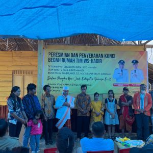 Bupati Mamasa Serahkan Bantuan Bedah Rumah