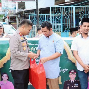 Kapolres Tator Gelar Safari Ramadan, Bagi Takjil di Masjid