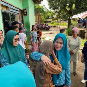 Ketua PKK Gowa Beri Bantuan ke Keluarga Miskin Ekstrem di Dua Desa
