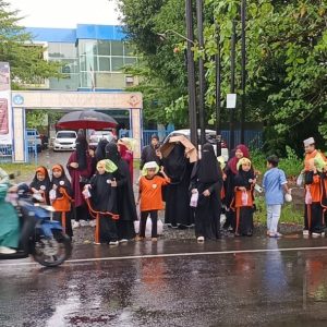 Meski Kehujanan, Murid SDIT Ash Shaff Takalar Bagikan Takjil ke Pengendara 