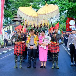 Kapolda Irjen Pol Rusdi Hartono Disambut Tradisi Angangru di Mako Polda Sulsel
