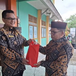 Kemenag Sidrap Salurkan 125 Paket Zakat Profesi untuk Pegawai Honorer dan Warga Sekitar