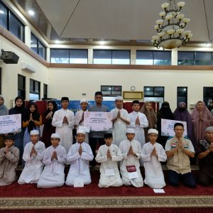 YBM UIP Gelar Buka Puasa Serentak dan Serahkan 26 Paket Bantuan ke Dhuafa