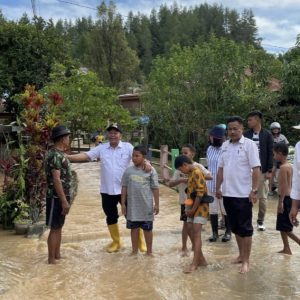 Bupati dan Ketua PKK Mamasa Tinjau Lokasi Banjir di Tatoa’