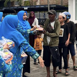IWABRI Pangkep Bagi  Takjil ke Pengguna Jalan