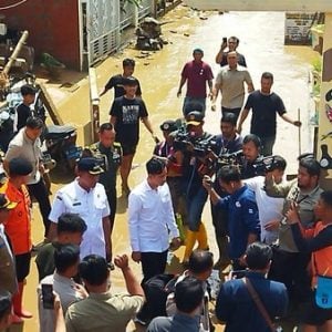 Wapres Gibran Tinjau Korban Banjir Bekasi