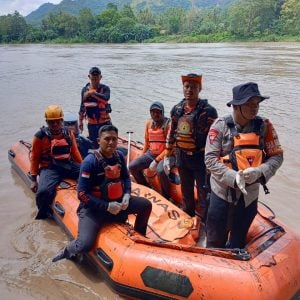 Tim SAR Brimob Sulsel Bersama Basarnas Evakuasi Korban Bocah 5 Tahun yang Tenggelam di Enrekang