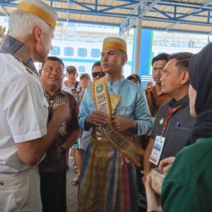 Kapal Pesiar MS Artania Sandar di Parepare, Ratusan Turis Disambut Tarian Paduppa