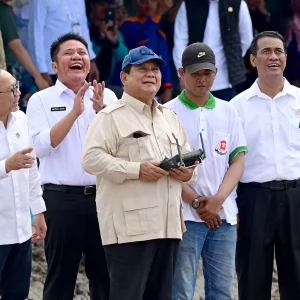 Presiden Prabowo Pimpin Kegiatan Tanam Padi Serentak Bersama 14 Provinsi