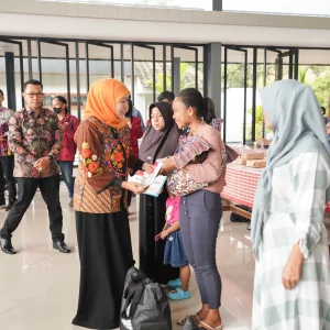 Gubernur Khofifah Salurkan Bantuan Kewirausahaan KIP Putri Jawara kepada 1.610 Wanita