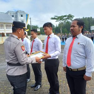 Berprestasi, Kapolres Torut Beri Penghargaan Tujuh Personil