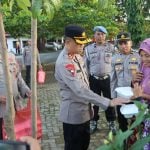 Kapolres Takalar Jalan Kaki Bagikan Sarapan Bagi Petugas Kebersihan