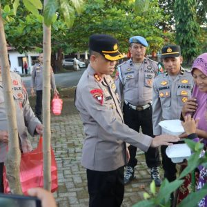Kapolres Takalar Jalan Kaki Bagikan Sarapan Bagi Petugas Kebersihan