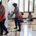 Polwan Sahabat Masyarakat Polres Gowa Gelar Aksi Bersih-Bersih Masjid