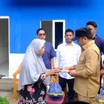 Wabup Gowa Serahkan Bantuan Perbaikan Rumah dan Sambungan Listrik