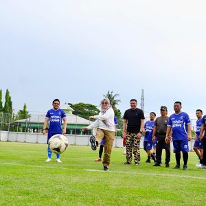 Tingkatkan Sinergitas, Pemerintah-Forkopimda Lakukan Sepak Bola Persahabatan 