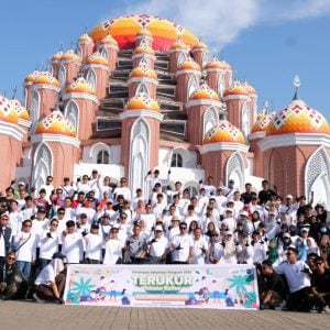 Pegawai PLN UIP Sulawesi Terlibat Aksi Bersih Sampah Plastik di Kawasan Masjid 99 Kubah dan Lego-Lego
