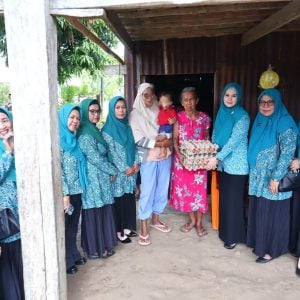 Sentuhan Kasih, Ketua Tim Penggerak PKK Parepare Salurkan Bantuan bagi Balita Stunting di Lemoe