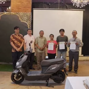 United E Motor Serahkan 30 Unit Molis Edisi Khusus Ojek