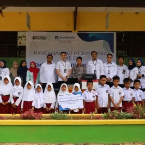Jamkrindo Gelar Program CSR, Salurkan 5.000 Seragam Sekolah dan Perangkat TIK