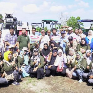 100 Hari Kerja Bupati dan Wabup Takalar, Daeng Manye Serahkan Bantuan Alsintan  Petani