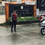 Diguyur Hujan, Polres Pelabuhan Makassar Siaga Atur Lalin di Depan Sekolah