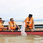 Bupati Wajo  Tebar 80 Ribu Benih Ikan di Danau Tempe