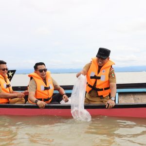 Bupati Wajo  Tebar 80 Ribu Benih Ikan di Danau Tempe