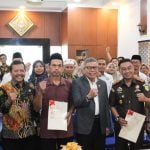 Taufan Pawe Serahkan Sertifikat Wakaf dan Hak Pakai di Maros