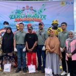 PLN Gelar Bersih Pantai dan Berbagi Sembako di Tanjung Bayang 