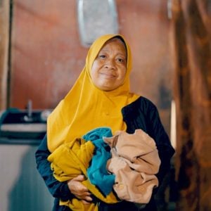 Dulu Jalan Kaki Jemput Laundry, Sekarang Punya Motor dan Karyawan Sendiri! Begini Perjalanan Ibu Rabasia Bersama PNM