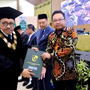 Wabup Gowa Terima Penghargaan dan Pin Emas dari UMI